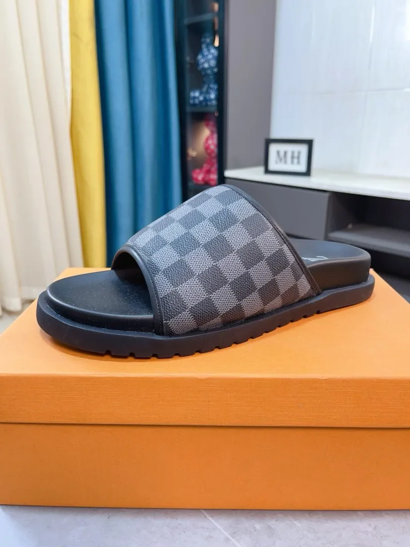 Men's shoes 💰360🌹🌹 (lv-Louis Vuitton) new men's sandals, high-end boutique, exquisite embossed logo decoration on the upper, fine workmanship, super soft soles, casual, loose and comfortable, a must-have in summer! \nsize：38-44